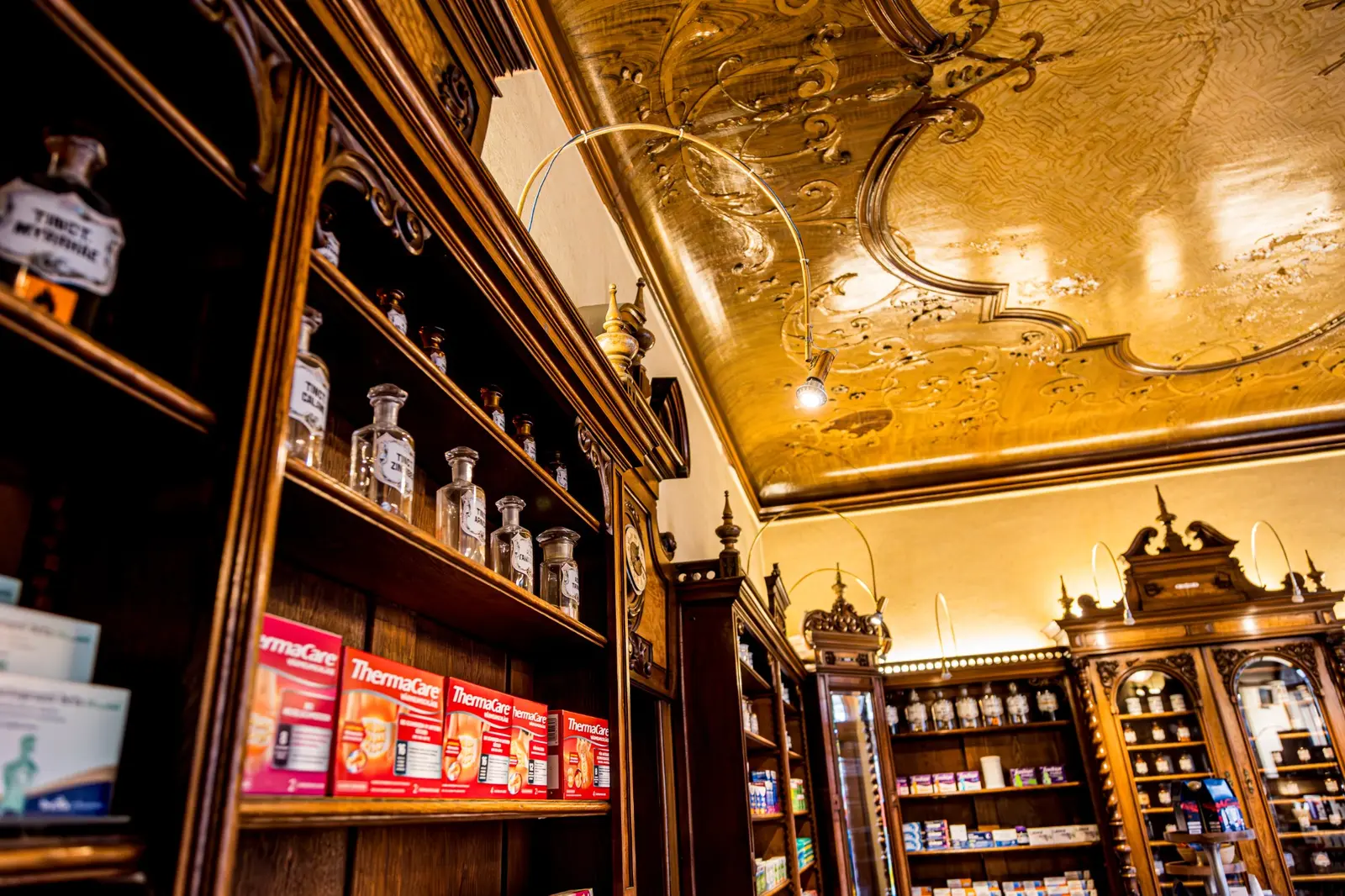 Verzierte historische Decke und Apothekenschränke der Mohren-Apotheke am Rathaus in Fürth Verzierte historische Decke und Apothekenschränke der Mohren-Apotheke am Rathaus in Fürth