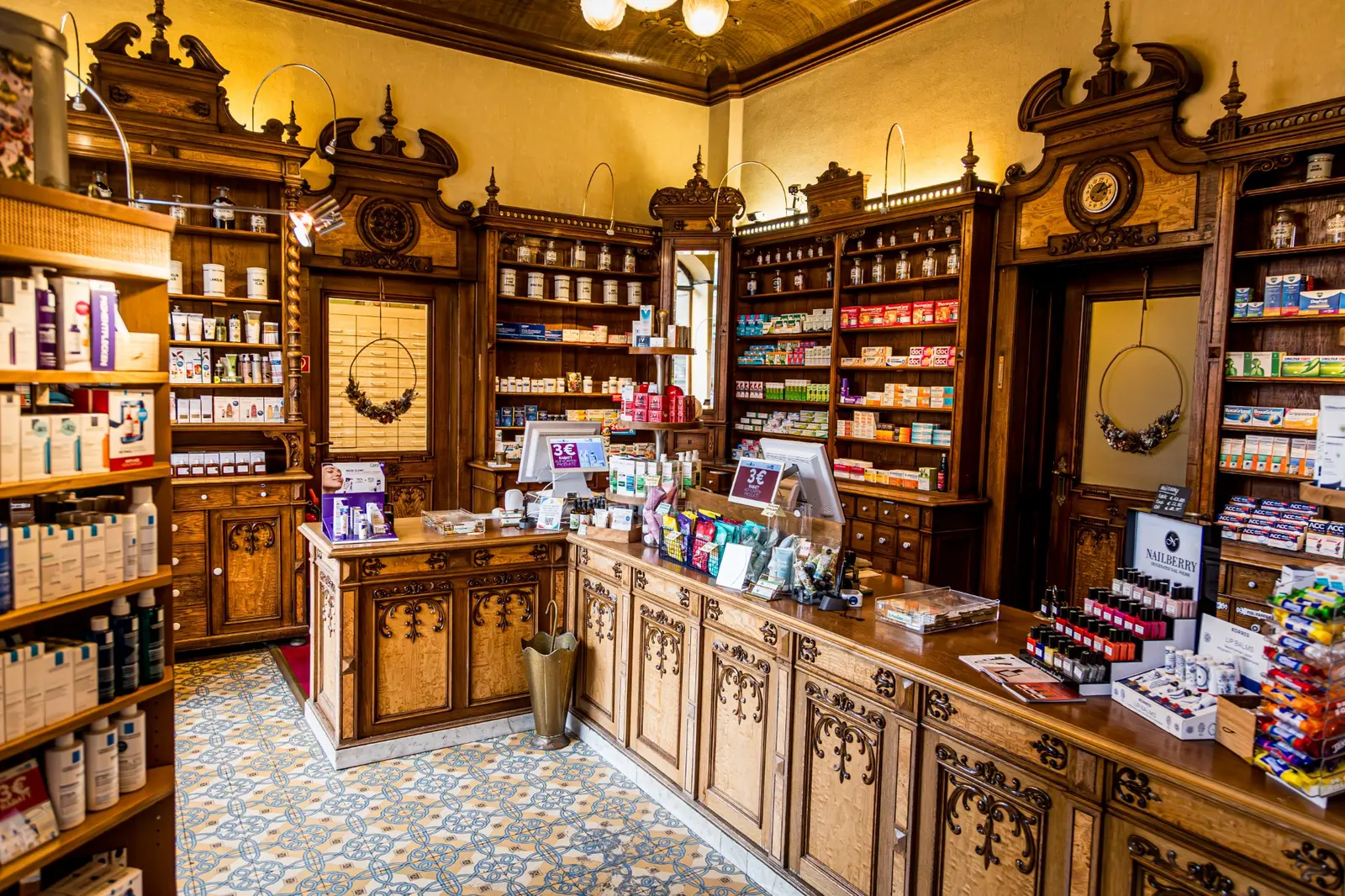 Gesamtansicht der historischen Offizin und des Verkaufsraums der Mohren-Apotheke am Rathaus in Fürth Gesamtansicht der historischen Offizin und des Verkaufsraums der Mohren-Apotheke am Rathaus in Fürth