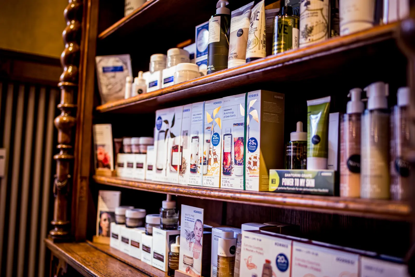 Kosmetiksortiment von Korres in den historischen Apothekenschränken der Mohren-Apotheke in Fürth Kosmetiksortiment von Korres in den historischen Apothekenschränken der Mohren-Apotheke in Fürth