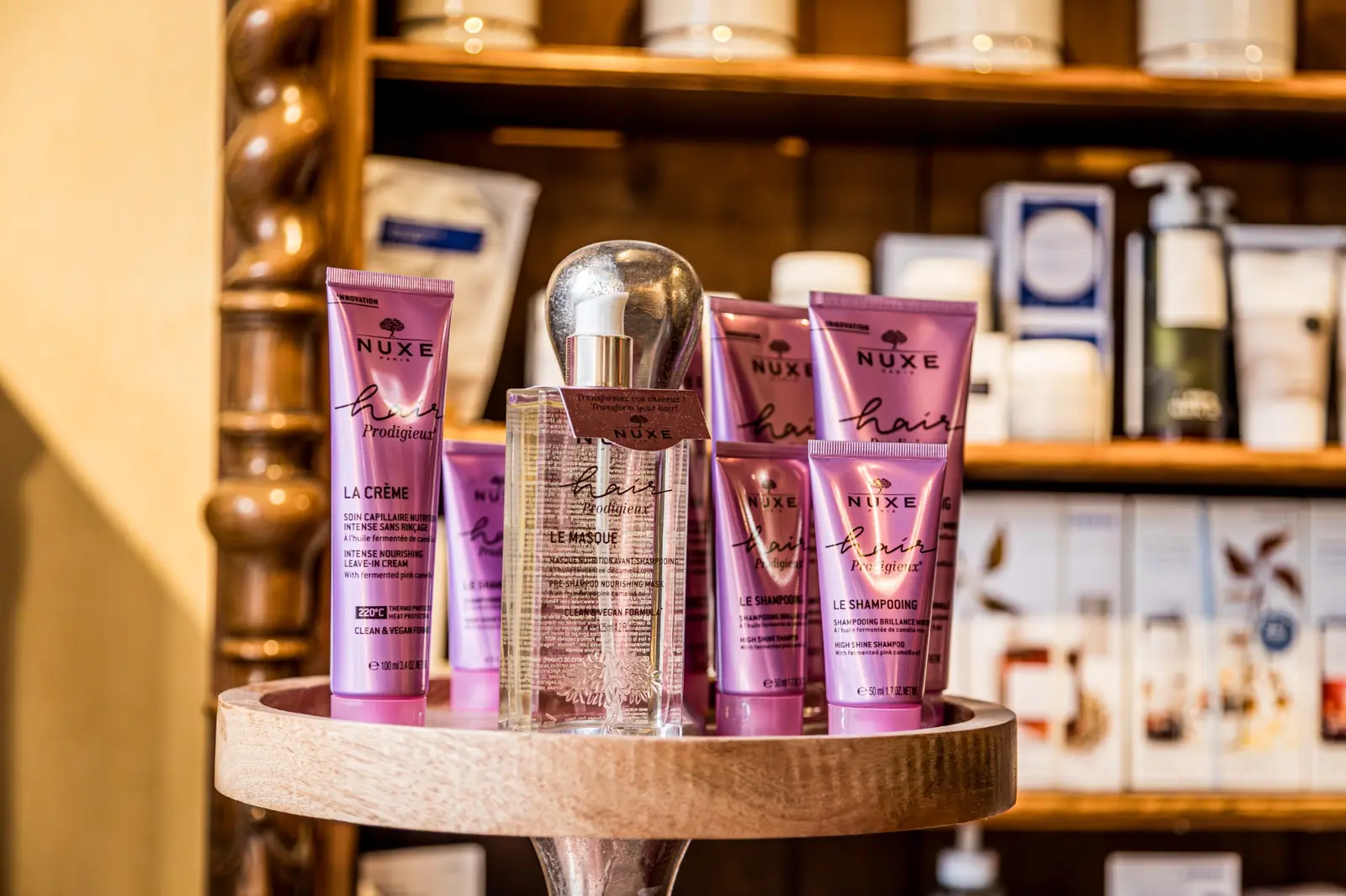 NUXE Haarpflege auf einem Holzdisplay in der Mohren-Apotheke am Rathaus in Fürth NUXE Haarpflege auf einem Holzdisplay in der Mohren-Apotheke am Rathaus in Fürth