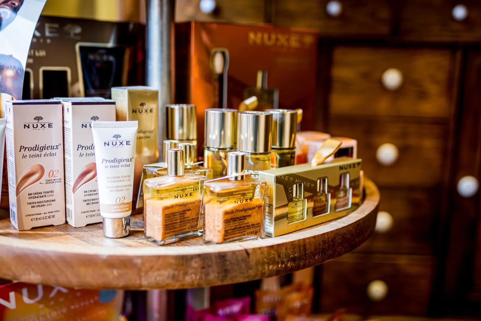 NUXE-Pflegeprodukte auf einem Holzdisplay in der Mohren-Apotheke am Rathaus in Fürth NUXE-Pflegeprodukte auf einem Holzdisplay in der Mohren-Apotheke am Rathaus in Fürth