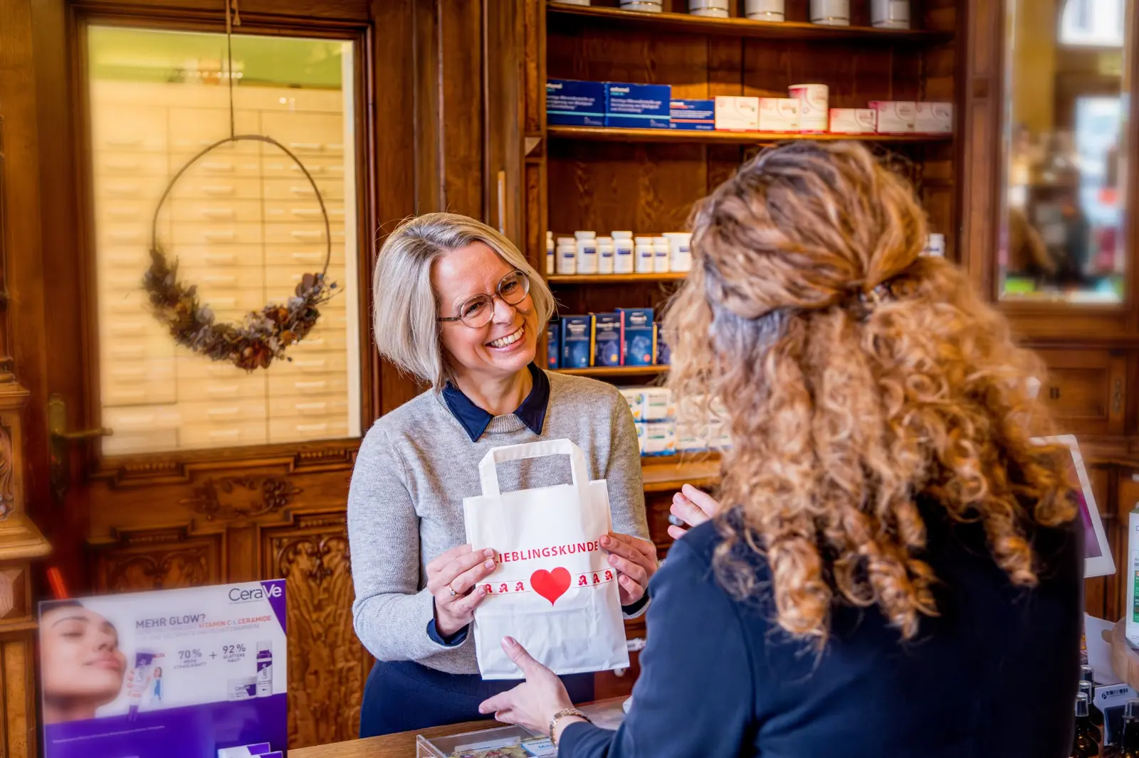 Persönliche Beratung einer Kundin in der Mohren-Apotheke am Rathaus in Fürth Persönliche Beratung einer Kundin in der Mohren-Apotheke am Rathaus in Fürth