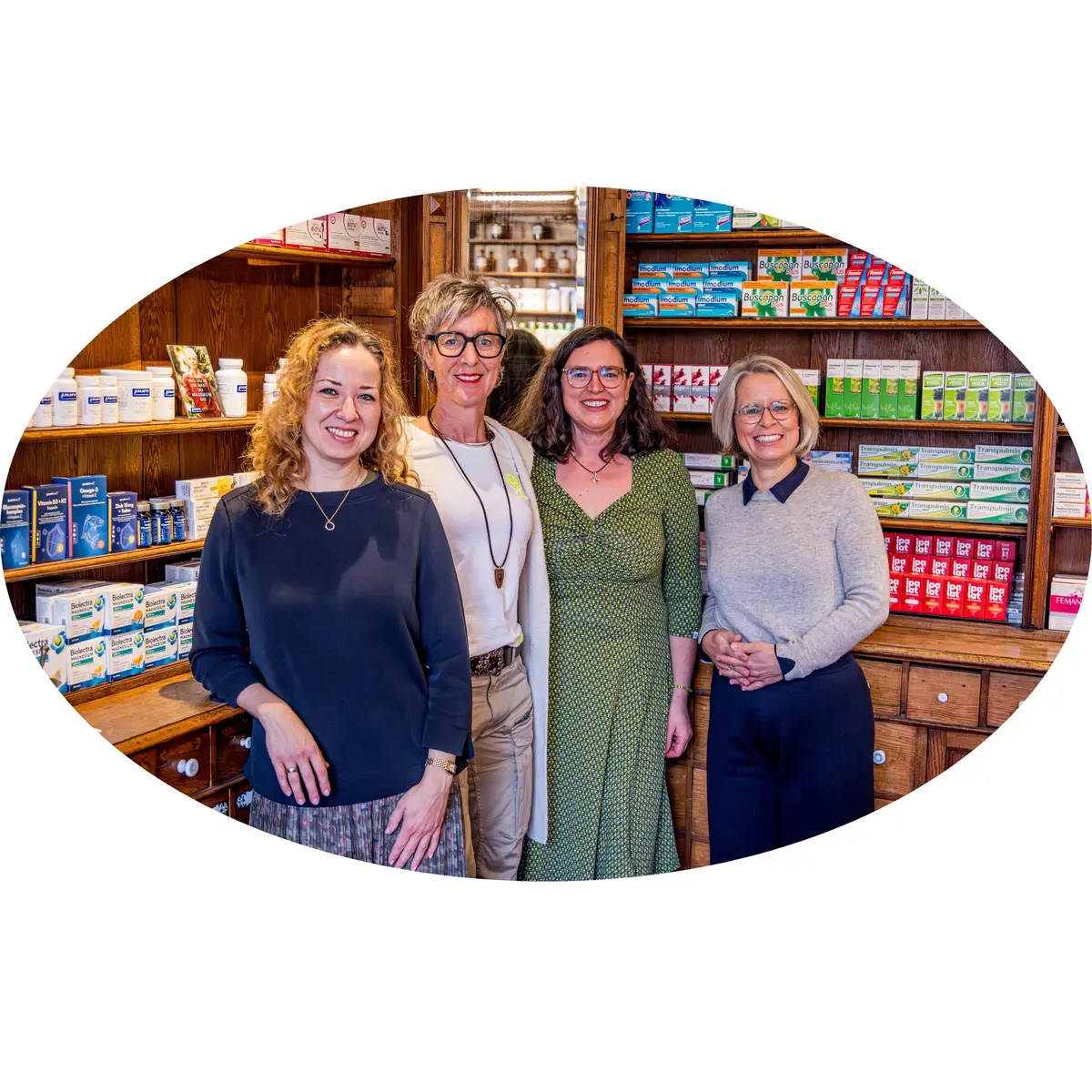 Das Team der Mohren-Apotheke am Rathaus in Fürth in der historischen Offizin Das Team der Mohren-Apotheke am Rathaus in Fürth in der historischen Offizin
